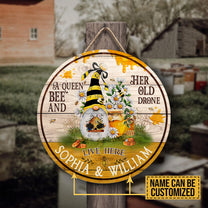 Personalized A Queen Bee And Her Old Drone Live Here Wood Round Sign